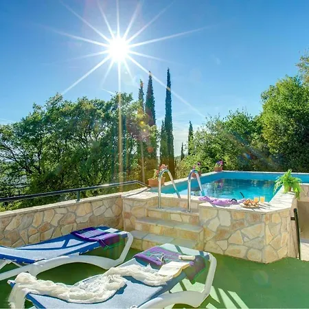 Sleeps 4 Pool Air Con Wifi