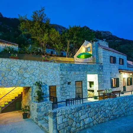 Sleeps 4 Pool Air Con Wifi