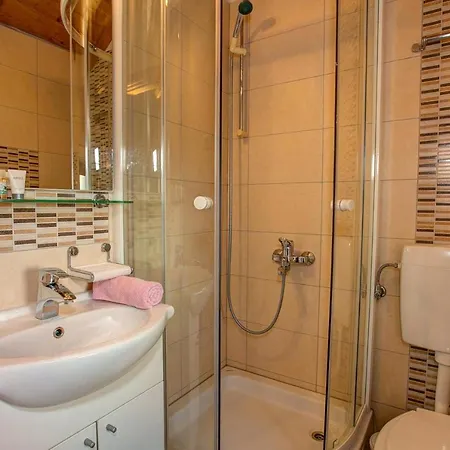 Sleeps 4 Pool Air Con Wifi