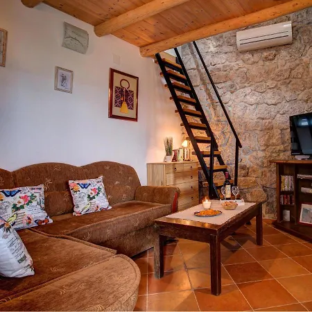 Sleeps 4 Pool Air Con Wifi * Mihanići