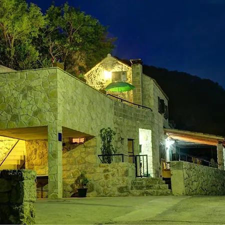 Sleeps 4 Pool Air Con Wifi * Mihanići