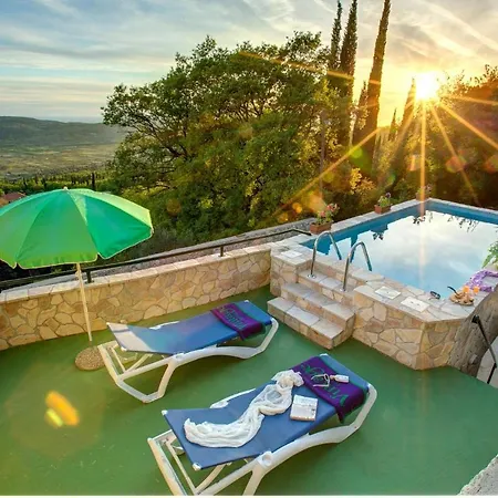 Sleeps 4 Pool Air Con Wifi Mihanići