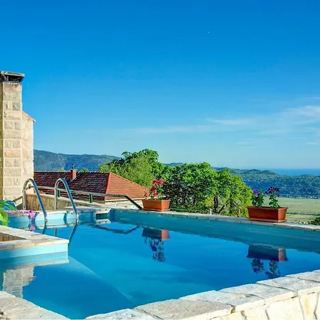 Villa Sleeps 4 Pool Air Con Wifi Mihanici