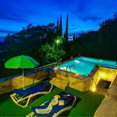 Villa Sleeps 4 Pool Air Con Wifi Mihanici