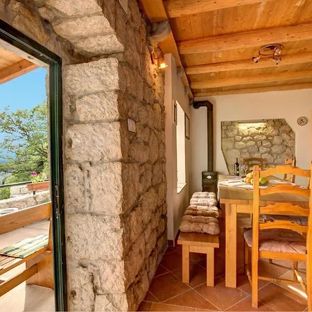 Sleeps 4 Pool Air Con Wifi Mihanici