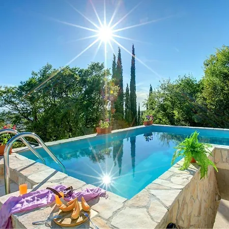 Sleeps 4 Pool Air Con Wifi